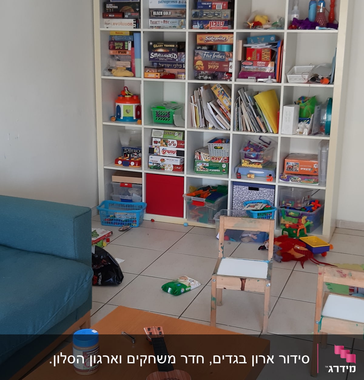 מדפים עם משחקי קופסה, צעצועים וספרים בחדר ילדים